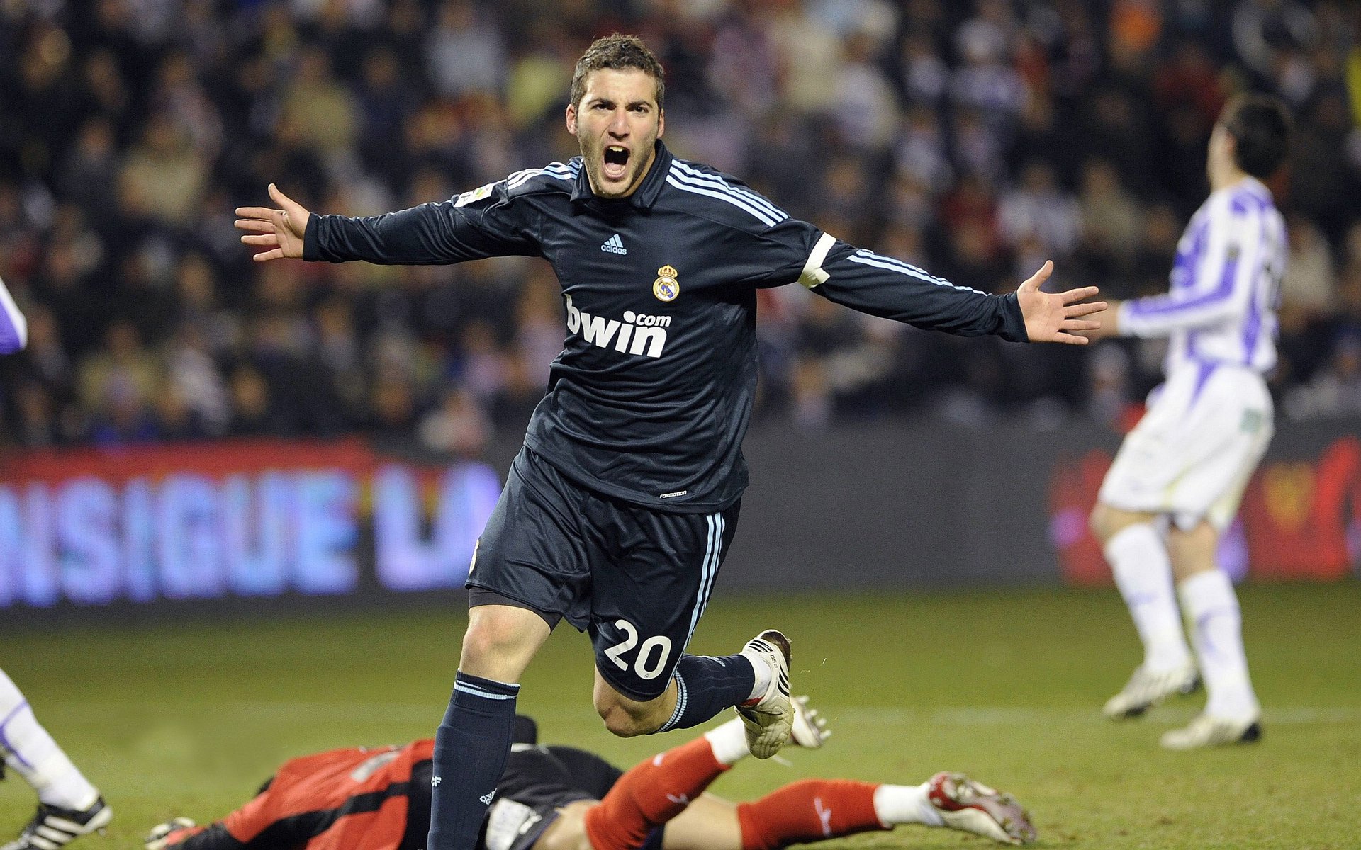 球员签名会现场火爆展现篮球明星强大号召力，球员签名好要吗