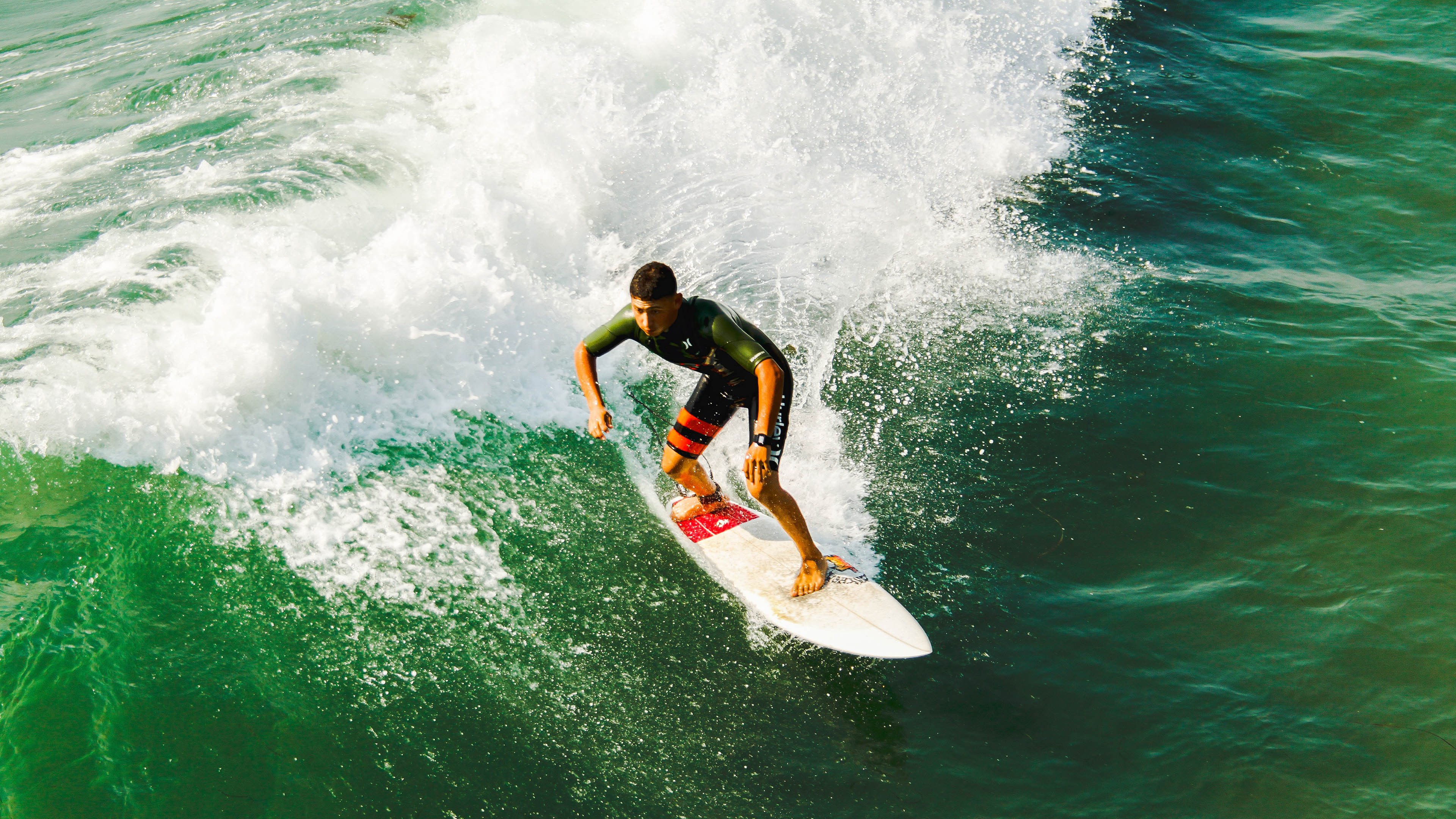 爱游戏平台-查默斯冲线瞬间引爆全场欢呼，查默斯港